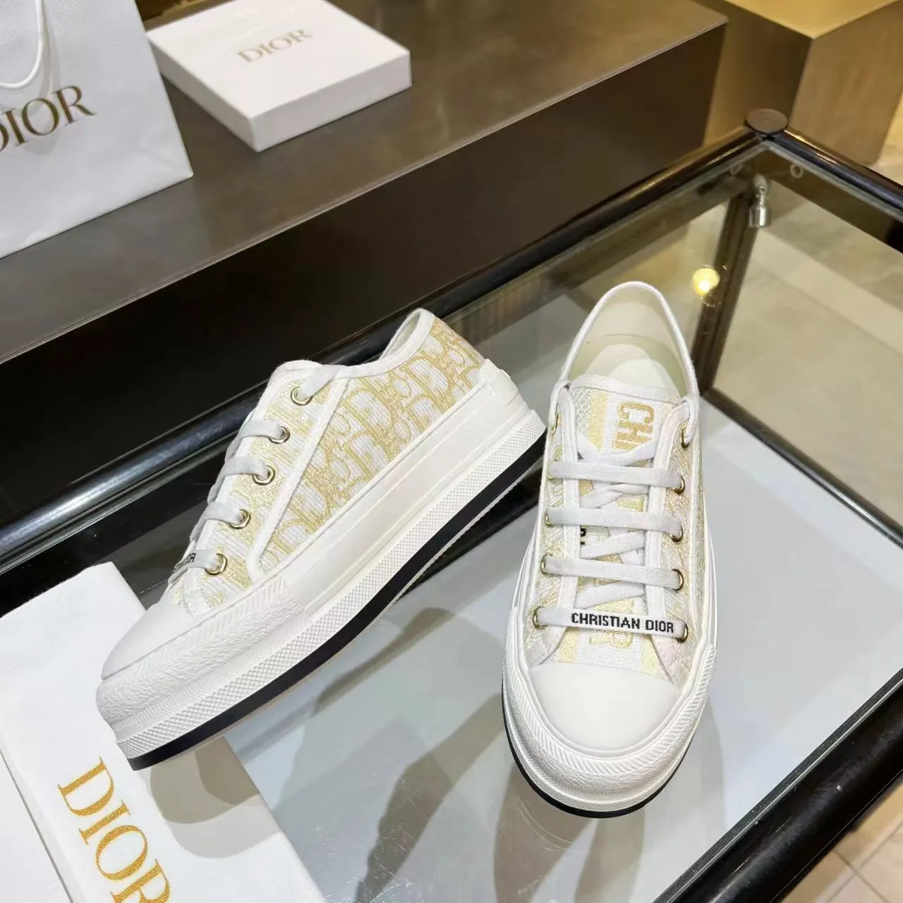 👟👟Ex-factory price 520👟👟 Dior’s 2025 Walk ‘n’ Dior embroidered mid-top casual shoes are new. On the fashion stage, Dior embroidered shoes are the well-deserved protagonist. Delicate stitching is used on the upper, every stitch is devoted to the craftsman's efforts, and every thread is woven with artistic poetry. From complex floral patterns to smart geometric textures, embroidery is like the magic that gives shoes life, allowing them to show dynamic beauty even in static conditions.   Wearing Dior embroidered shoes feels like stepping into a dream world full of art. It is not only a pair of shoes, but also a walking piece of art that perfectly integrates fashion and culture. Whether you are strolling on the bustling city streets or attending important social occasions, Dior embroidered shoes can add unique charm to your style and become the focus of everyone's attention.   Choosing Dior embroidered shoes means choosing a persistent pursuit of quality and a unique understanding of fashion. Let it accompany you through every wonderful moment and leave your own fashion mark.  Material: Sheepskin lining, feet, silk cowhide, size 35-41, heel height 5cm